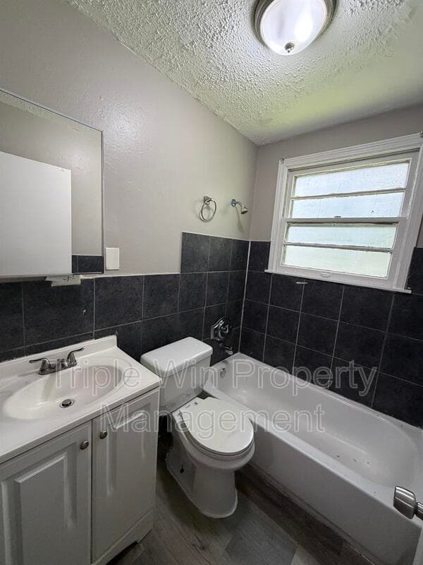 Saint Louis House: 1113 Highmont Dr