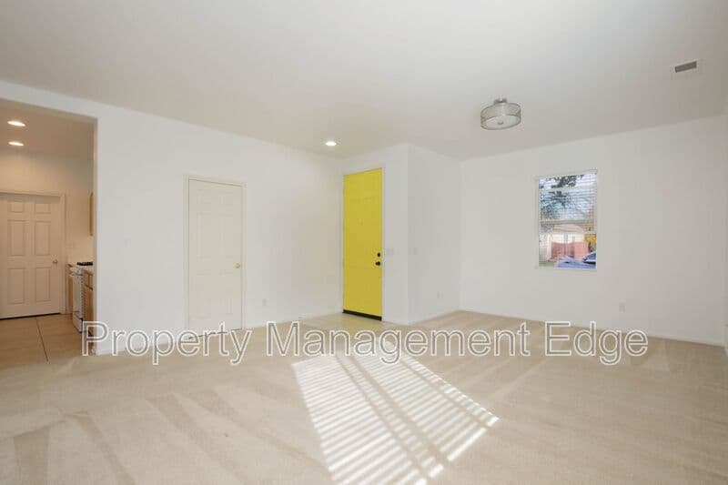 Hemet House: 127 Fuerte Ct