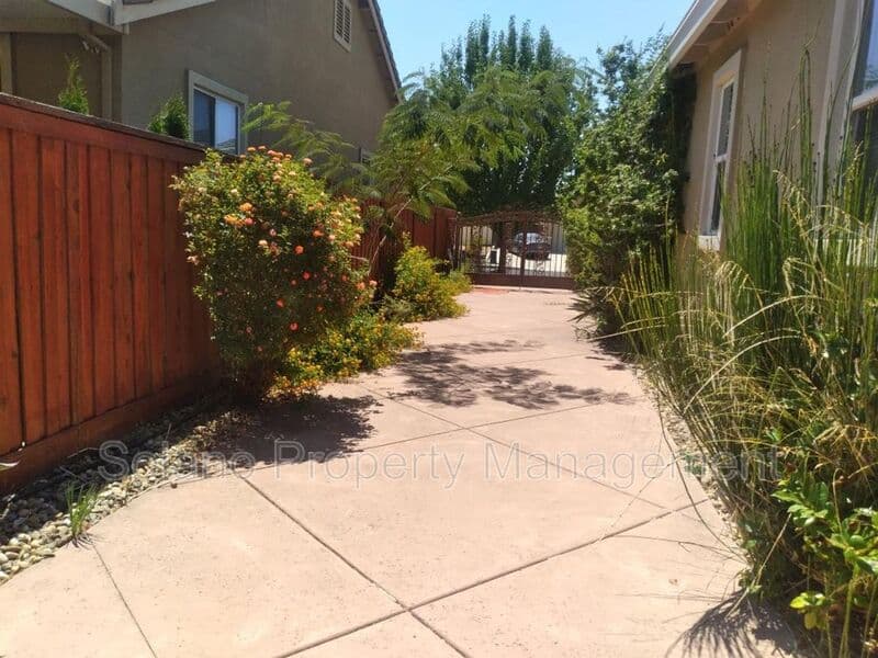 Fairfield House: 3891 Danbury Way