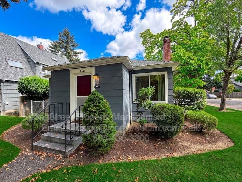 Salem House: 390 23rd St SE