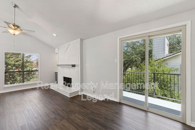 Dallas House: 6646 E Lovers Lane