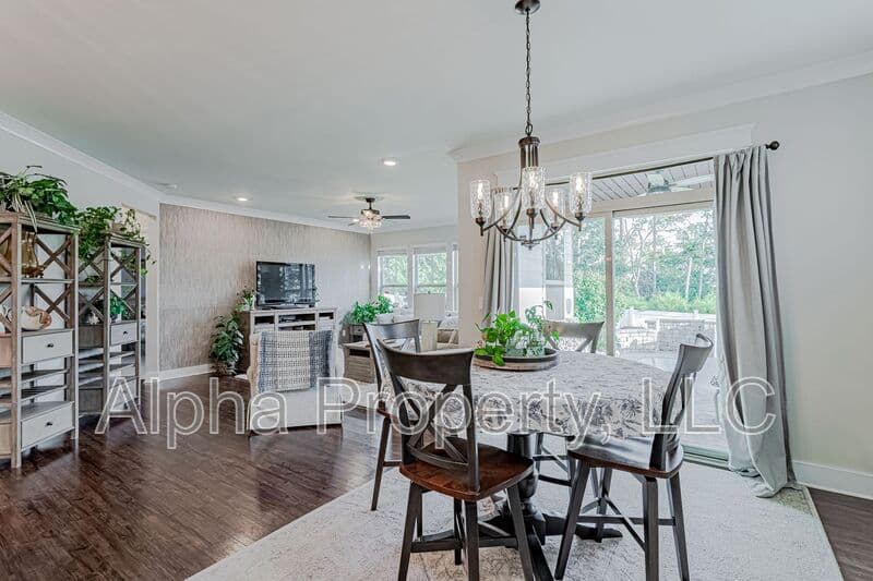 Greenville House: 14 Burl Ct