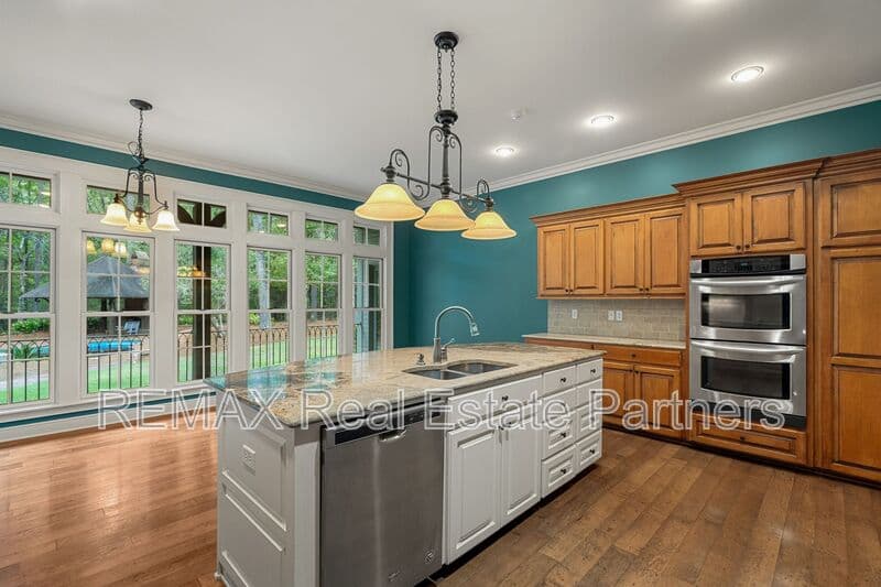 Sumrall House: 107 Raybourn Rd
