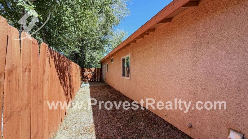 Hesperia House: 16397 Spruce St