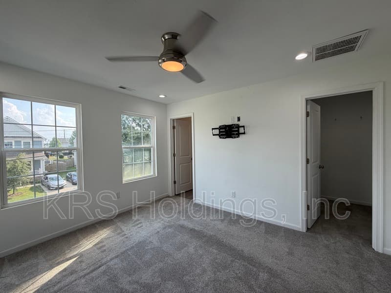Norfolk House: 1010 Joyce Street