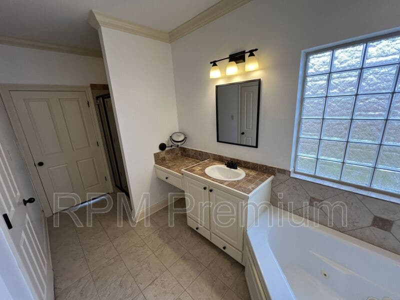 Zachary House: 7335 Oakview Dr.