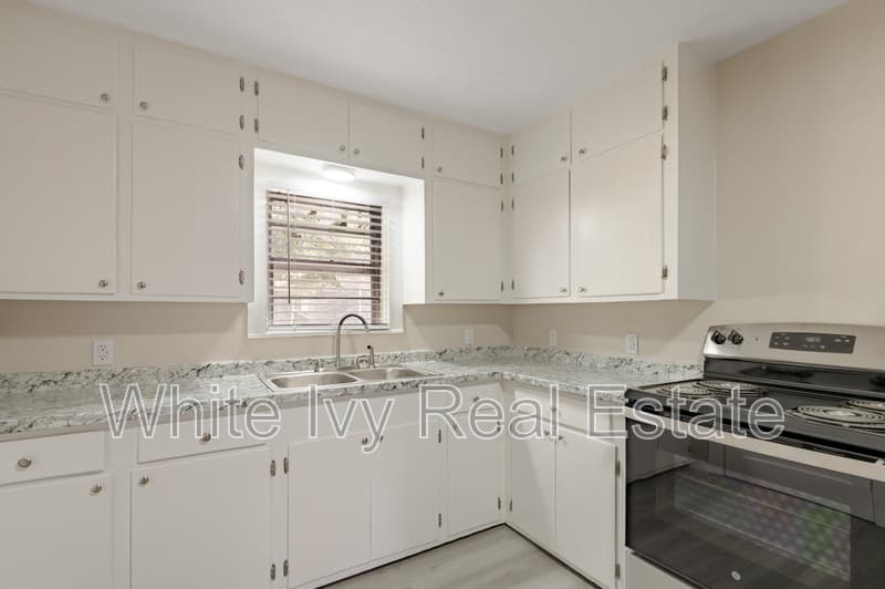 Woodville House: 1107 W Dogwood St