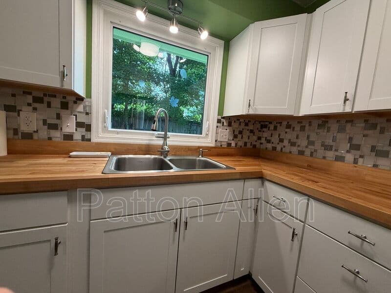 Fairview House: 14 Fox Run Pl