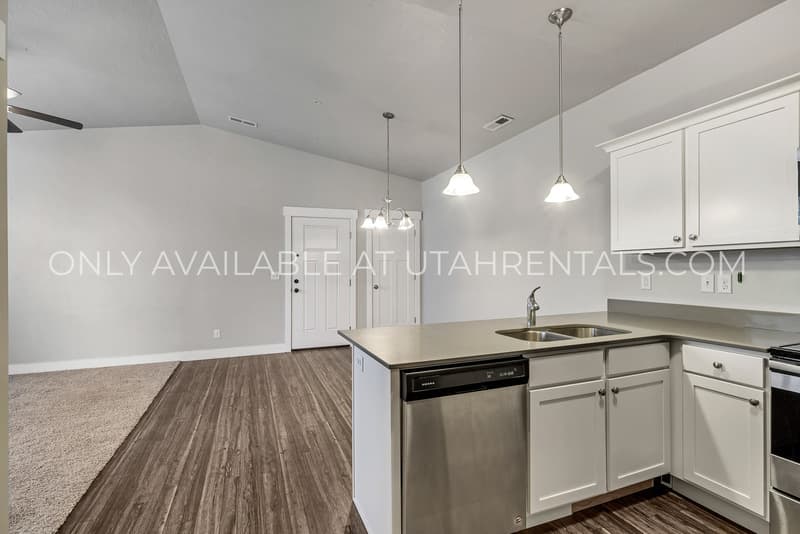 Vineyard Condo: 42 W Silver Springs Dr