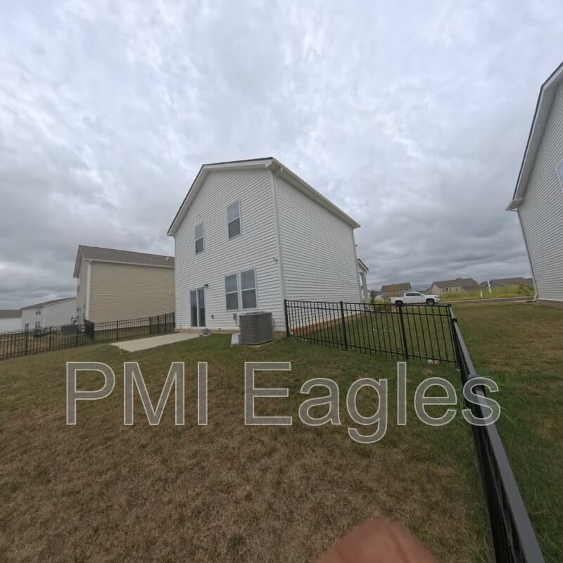 Clarksville House: 827 Moray Lane