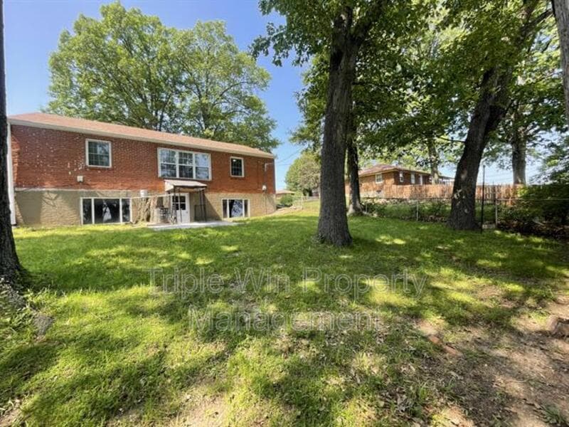Saint Louis House: 7117 Forest Hill Dr