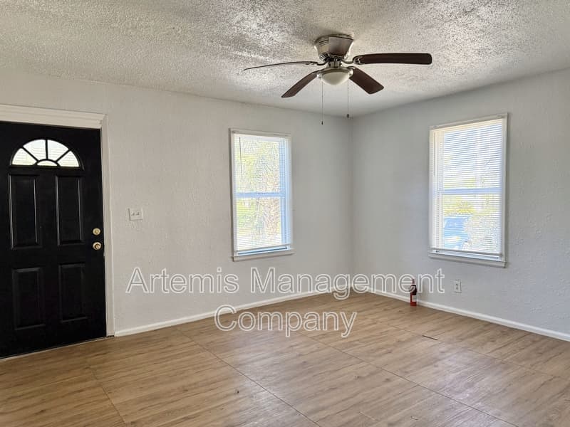 Jacksonville House: 1138 Saratoga Boulevard