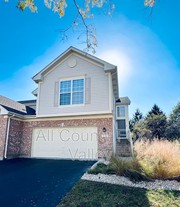 Algonquin Townhome: 300 Emerald Lane