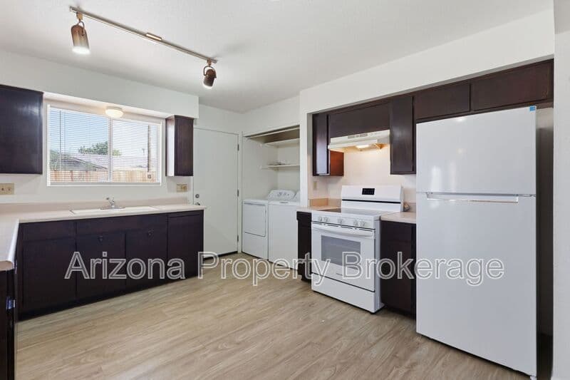 Mesa House: 2106 E Evergreen St