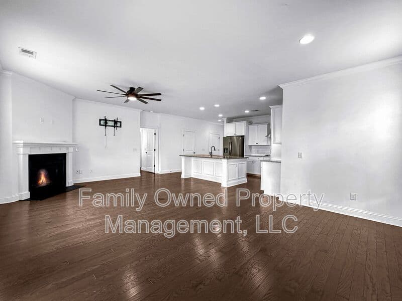 Summerville House: 128 Whaler Ave