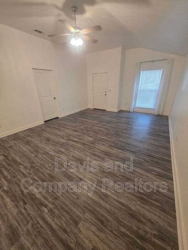 Midland House: 126 Pioneer Cir