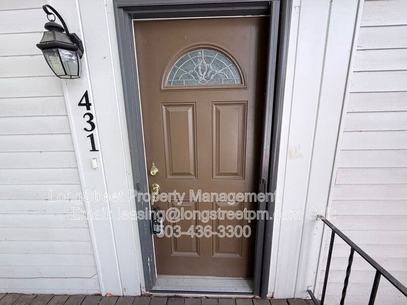 Keizer House: 431 Chemawa Rd N