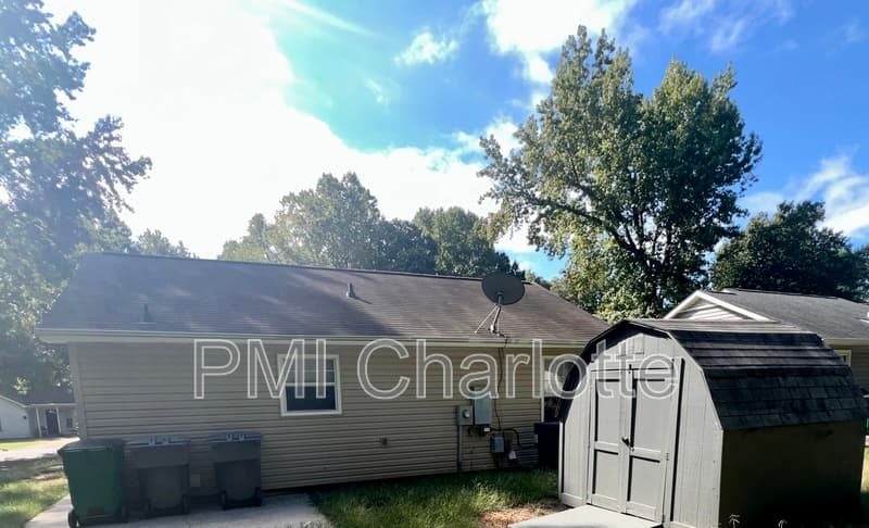Charlotte House: 6204 Easter Ln