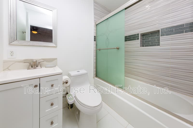Reseda House: 19422 Welby Way