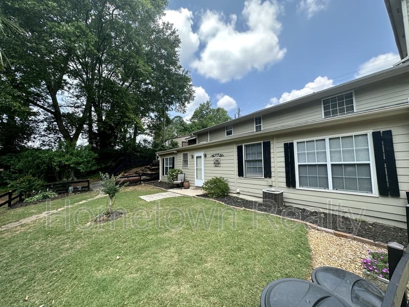 McDonough House: 20 Coffey Lane