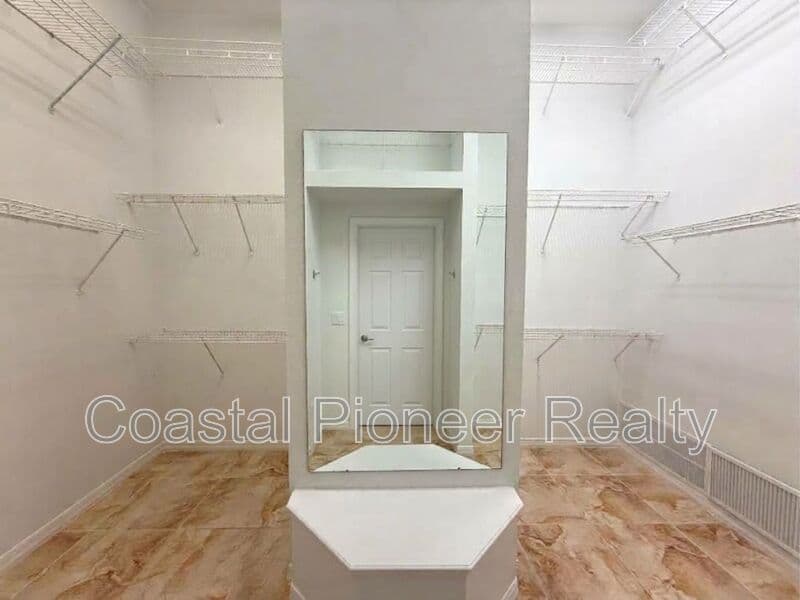 Largo House: 10334 Longwood Dr