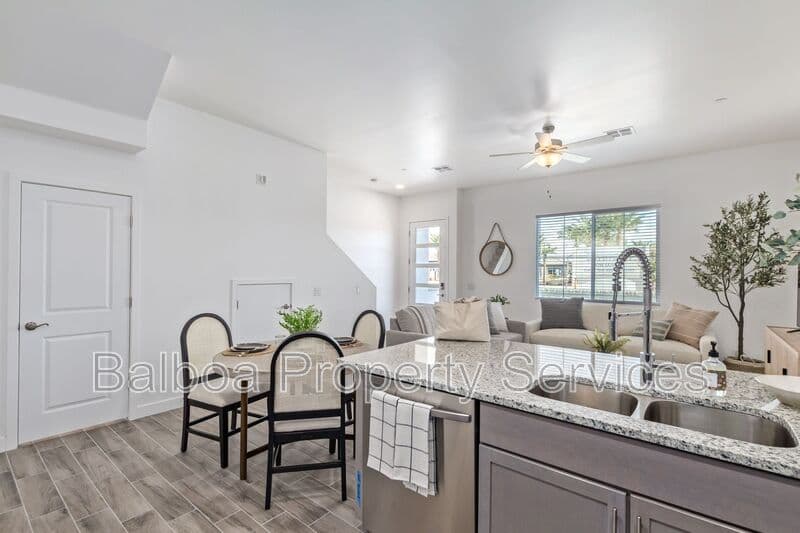 Mesa Townhome: 3230 E Thomas Rd