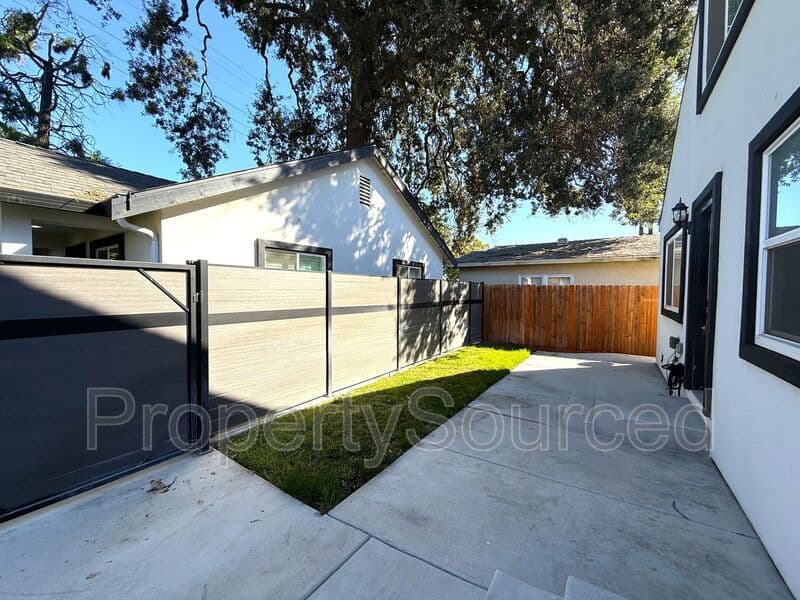 Manteca House: 807 W Yosemite