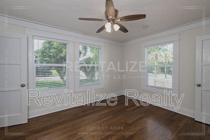 Mobile House: 80 Hathaway Rd N