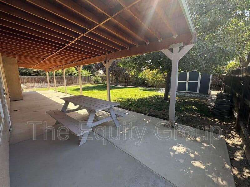 Visalia House: 2643 West Oakridge Ave