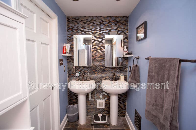 Magnolia House: 417 N Warwick Rd