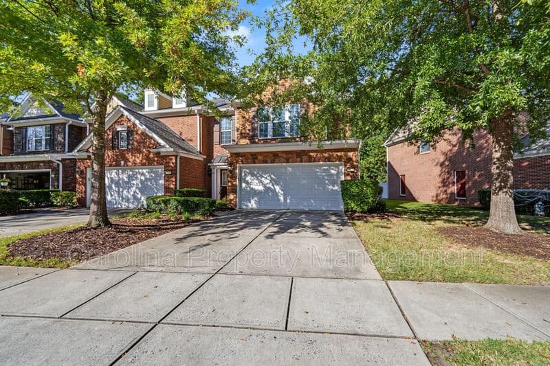 Charlotte House: 15422 Canmore St