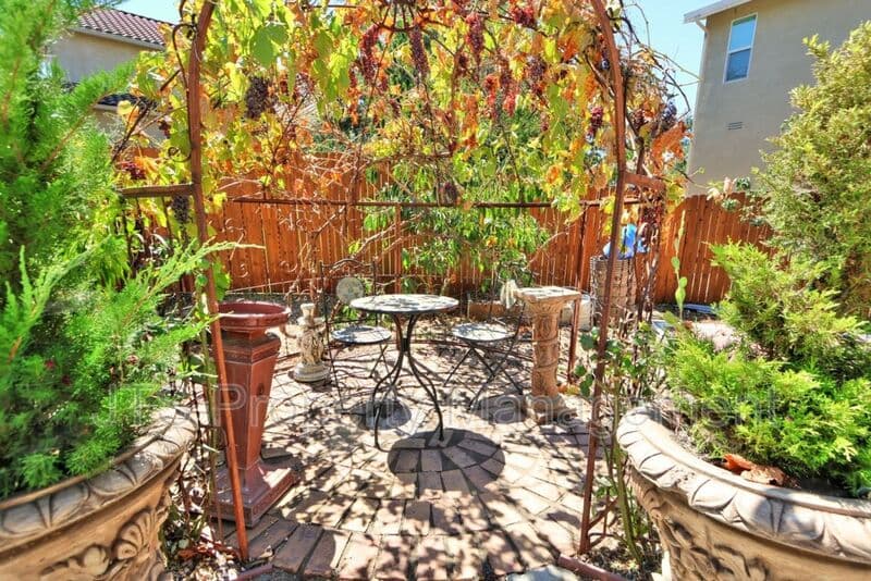 Fair Oaks House: 4988 Amina Fair Way