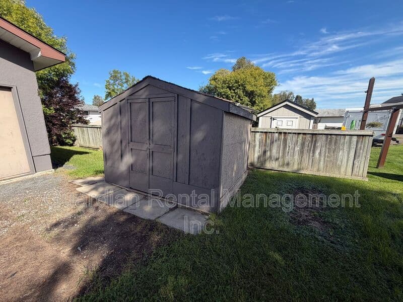 Thunder Bay Apartment: 390 Elliott Street