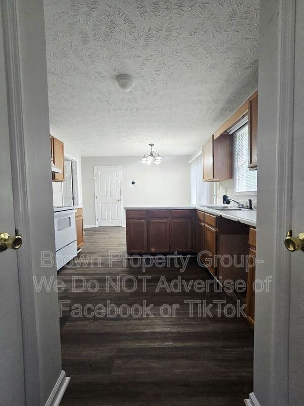 Raeford House: 202 Cobblestone Ct