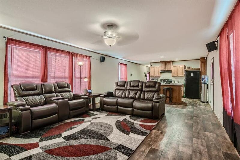 Dale House: 517 Crossroads Drive