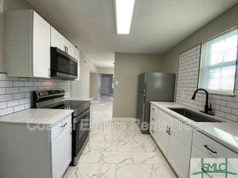 Savannah Condo: 1000 West 53rd Street - Lower Unit