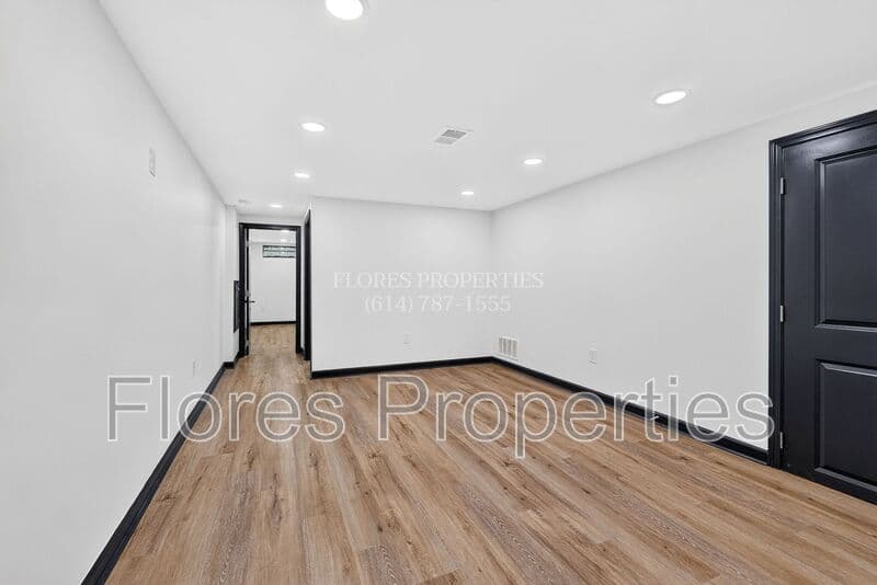 Columbus House: 6406 Faircrest Rd