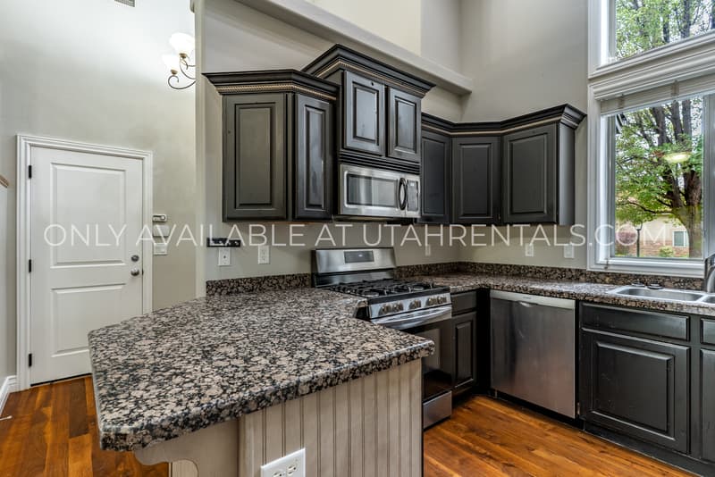 Orem House: 2032 West Golden Pond Way
