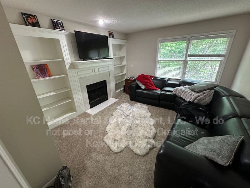 Overland Park House: 11429 W 142nd Ter