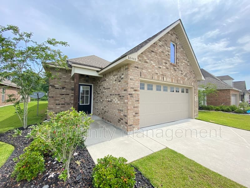 Prairieville House: 38445 Brown Rd