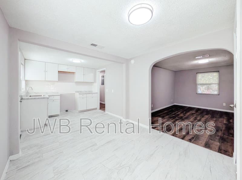 Jacksonville House: 1424 13th St W