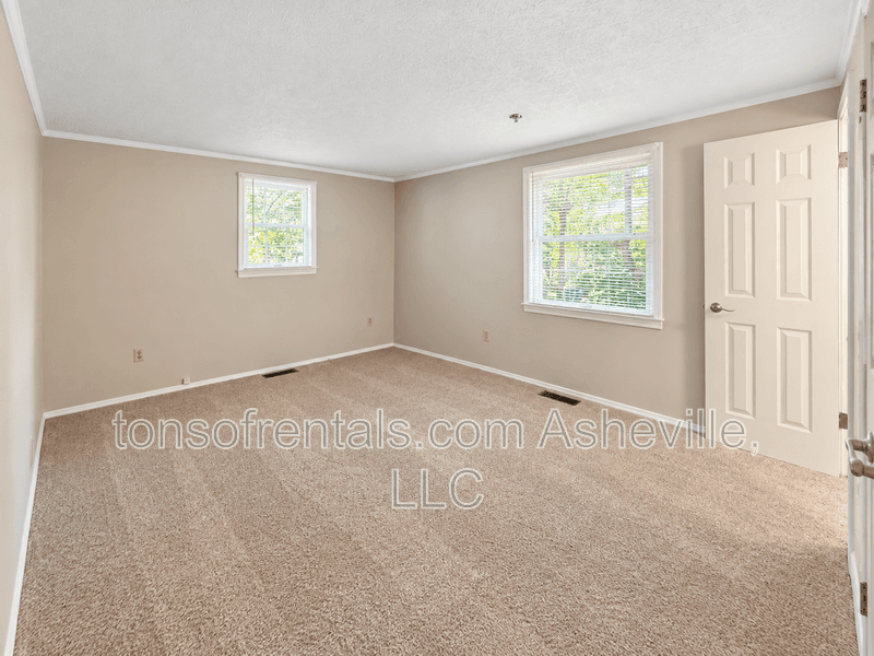 Brevard House: 231 Dogwood Drive
