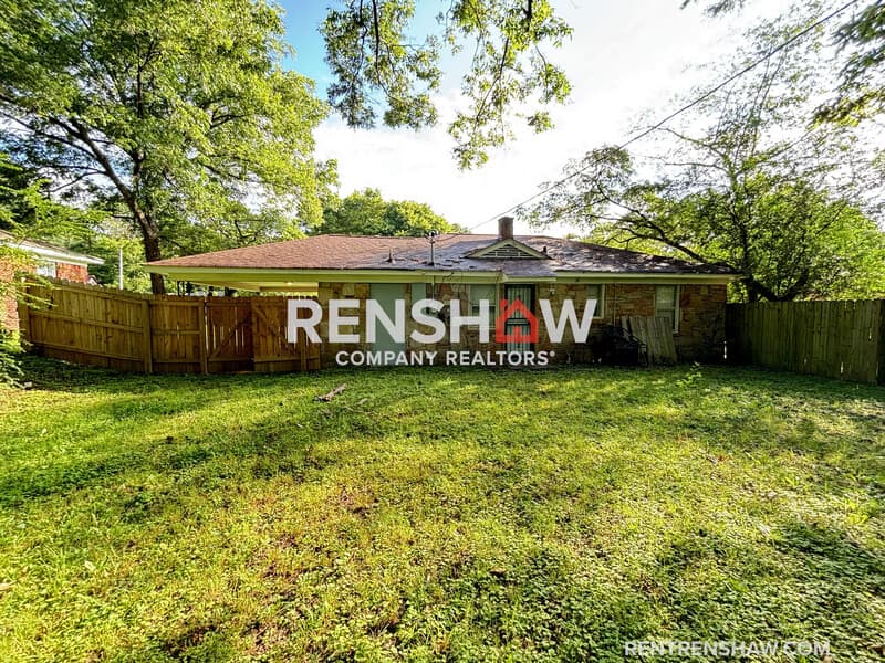 Memphis House: 1379 Rolling Hills Dr