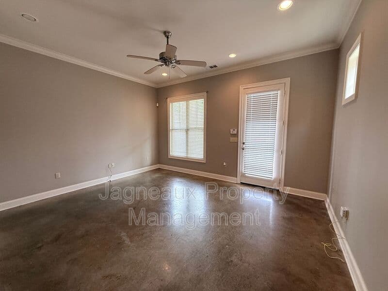 Lafayette House: 108 Shallowford Dr