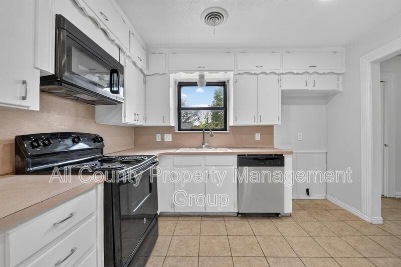 Bedford House: 2024 Charleston Drive
