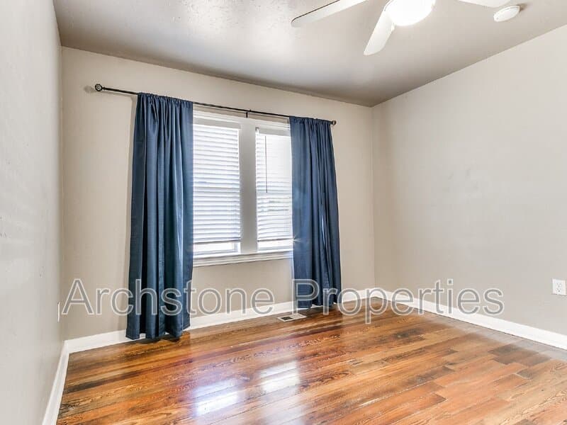 Edmond House: 202 E 3rd St