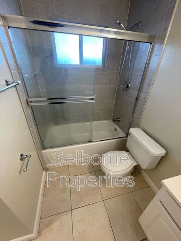 Oakland House: 407 Fairmount Ave
