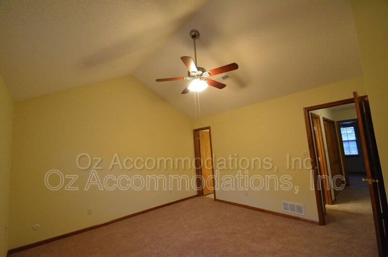 Lee's Summit Townhome: 313 NE Timbercreek Dr.