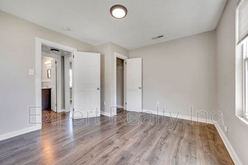 Birmingham House: 1045B 57th Street