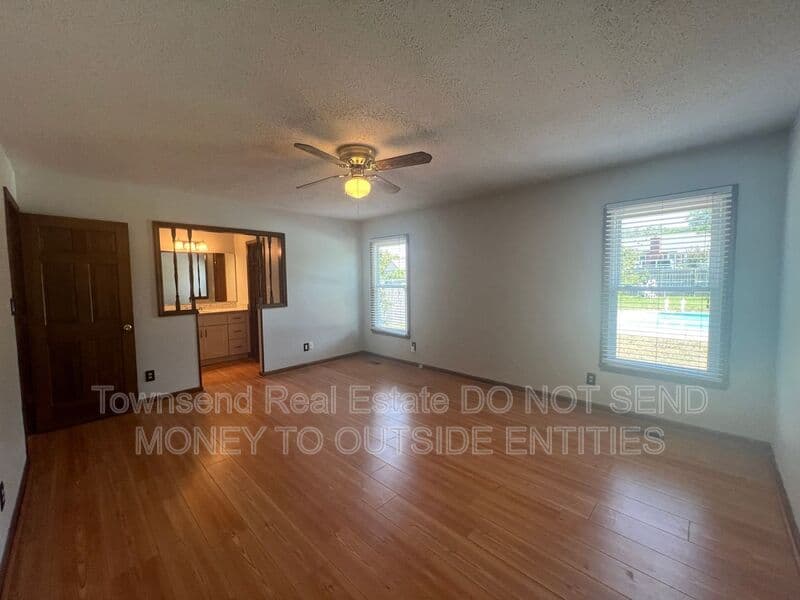 Fayetteville House: 6149 Lakeway Dr.